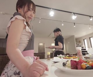 Gã thanh niên cùng vợ đến học nấu ăn